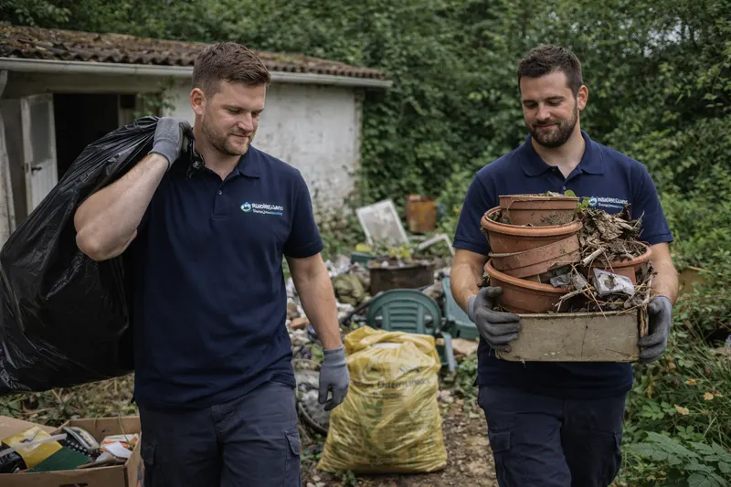 Gartenräumung in Salzburg – unser Team beim Schuppen-Abbau